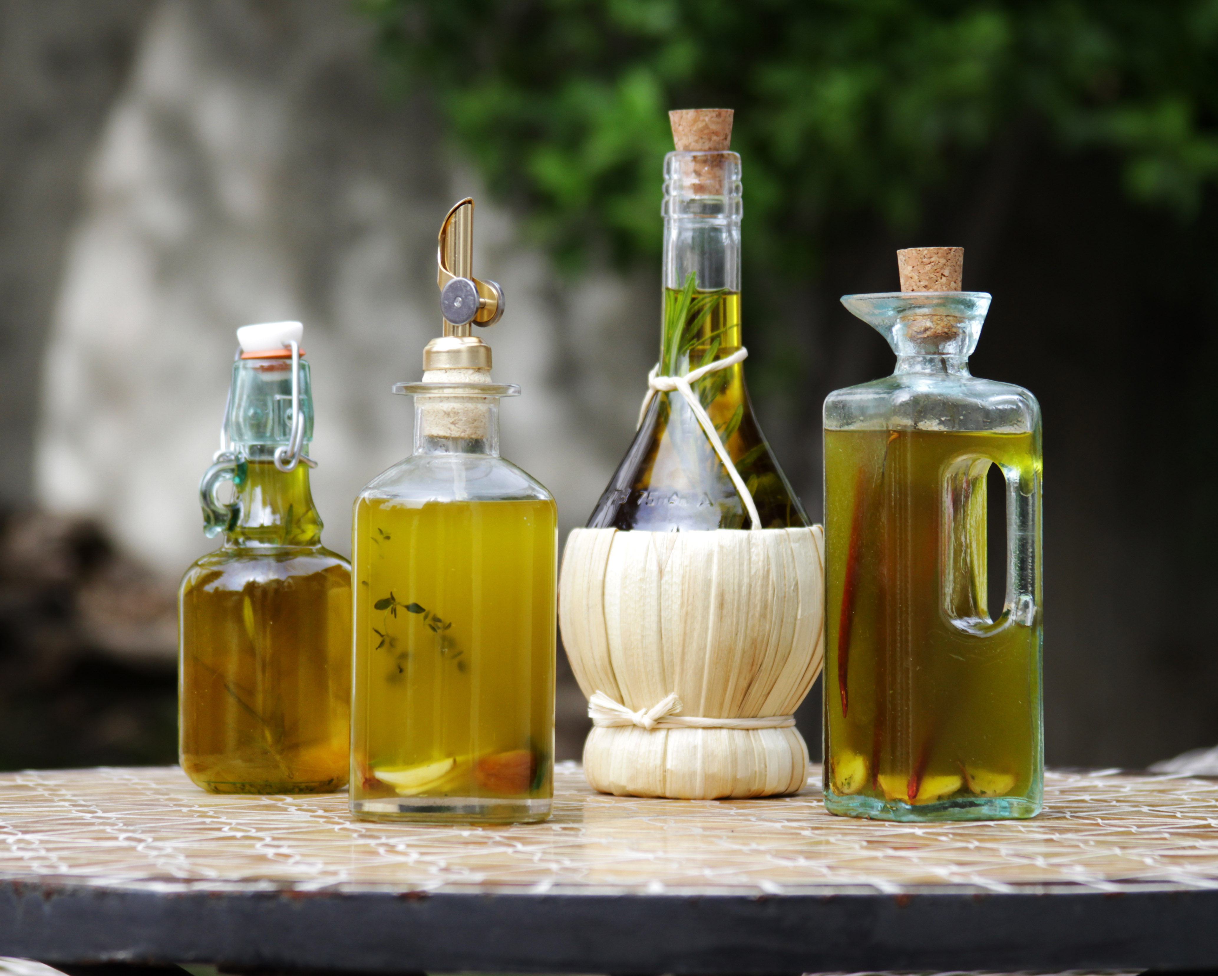 Оливковое масло на ночь. Бутылка оливкового масла. Бутылка для масла. Оливковое масло в красивой бутылке. Растительное масло в стеклянных бутылках.